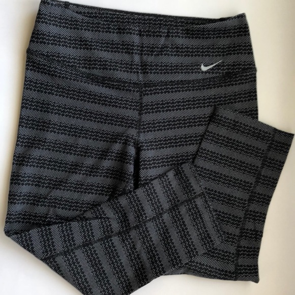 Nike Pants - Nike cropped tights